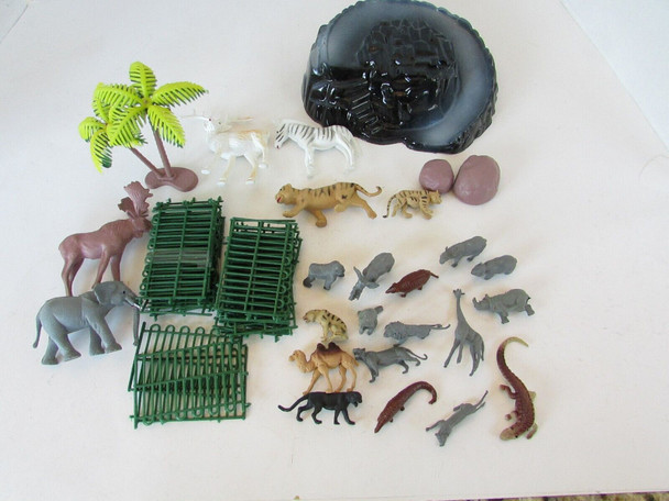 Lot of Safari Animals Wild Life Figures & Accessories Fencing Mountain L7