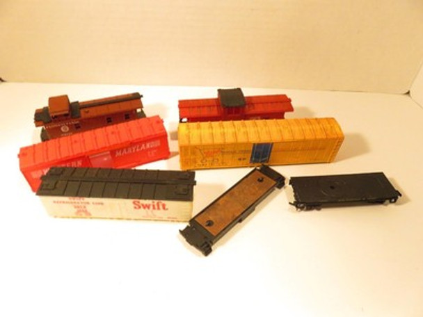 HO VINTAGE TRAINS - ASSORTED FREIGHT CAR SHELLS ETC- GOOD - W80