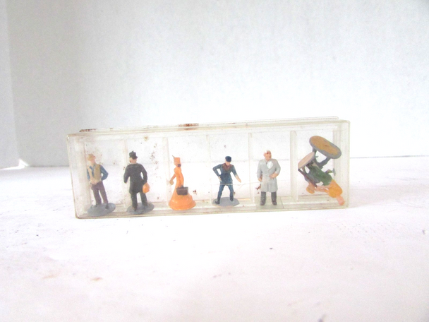 HO Asst of 7 Figures unbranded 3/4"H    E5