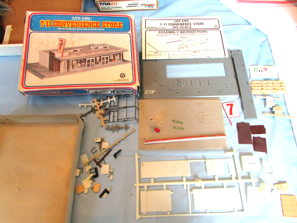 Life Like 01356 7-11 Convenience Store Building Kit HO Incomplete - parts  PR