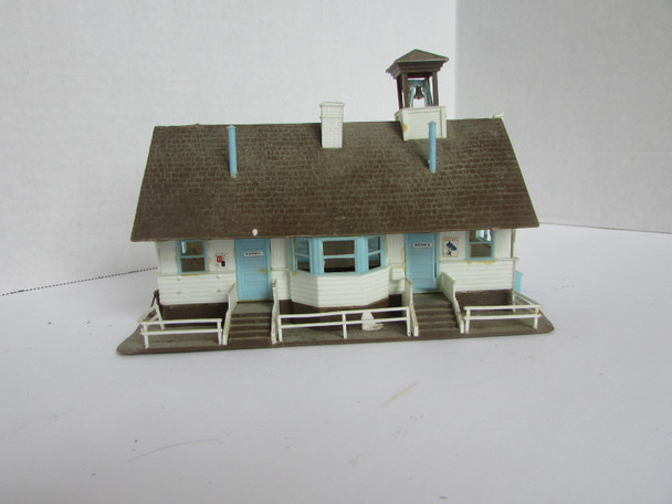 Vtg Country Schoolhouse AHM/Revell Built Up HO Scale Building  PR