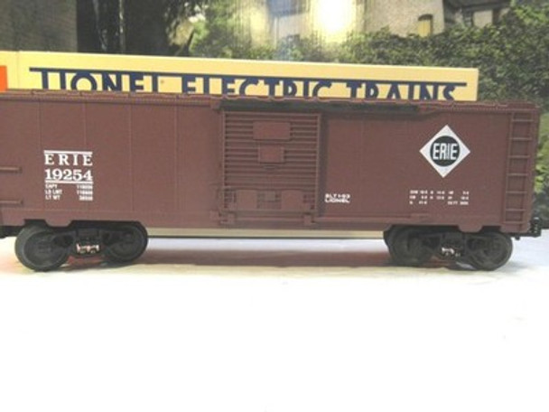 LIONEL TRAINS - 29362 ERIE SINGLE DOOR BOXCAR- D/C TRUCKS  0/027- NEW- B25