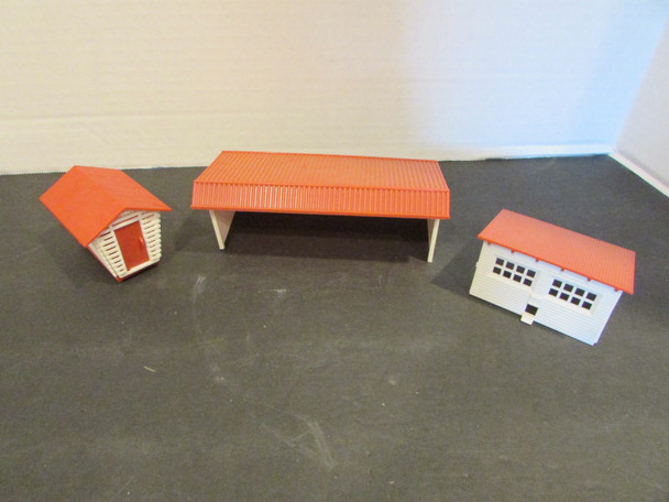 HO Plasticville Farm Building Chicken Coup Shed ++ Red Roofs Incomplete PR