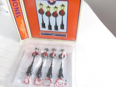 LIONEL 37907 CHRISTMAS STREET LAMPS W/WREATHS 0/027 NEW - B2