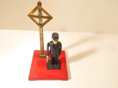 LIONEL TRAINS POST-WAR #1045 OPERATING FLAGMAN ACCESSORY WORKS-FAIR - B6R