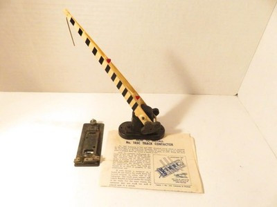 LIONEL TRAINS  POST-WAR #252 OPERATING CROSSING GATE W/PLATE-0/027- VG - S31J