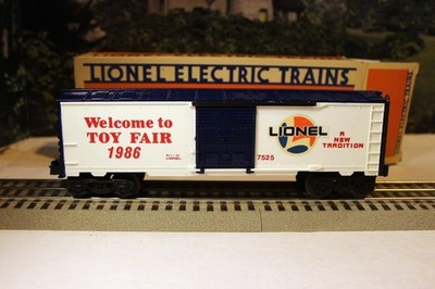 LIONEL LIMITED PRODUCTION  7525  TOY FAIR BOXCAR 1986 0/027  NEW IN Mailer- B10