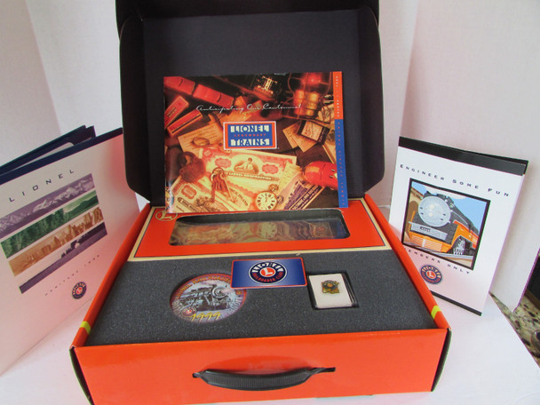 Lionel 19978 RR Club 9700 Boxcar w/Pins Member Card Catalogs NIB '99 MAILER S15