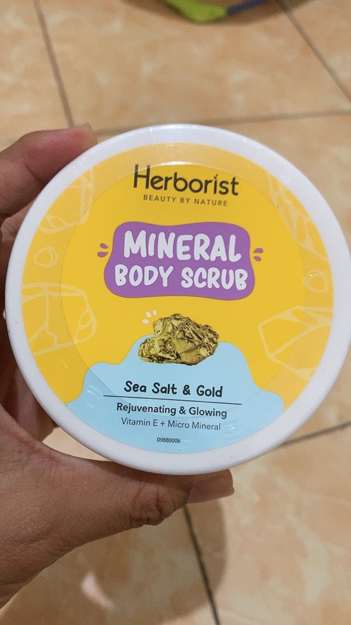Herborist Mineral Body Scrub Sea Salt & Gold 200 gr UD Jawa Berkah Makmur