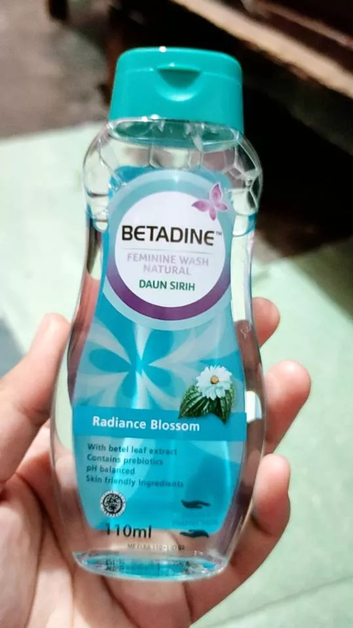 Betadine Feminine Wash Hygiene Sirih Radiance Blossom, 110ml