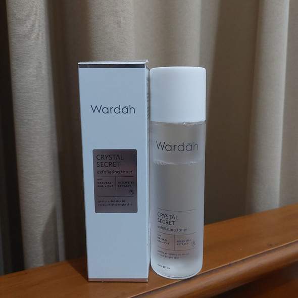 Wardah Crystal Secret Exfoliating Toner with Natural AHA + PHA, 125ml Wardah Crystal Secret Exfoliating Toner with Natural AHA + PHA, 125ml