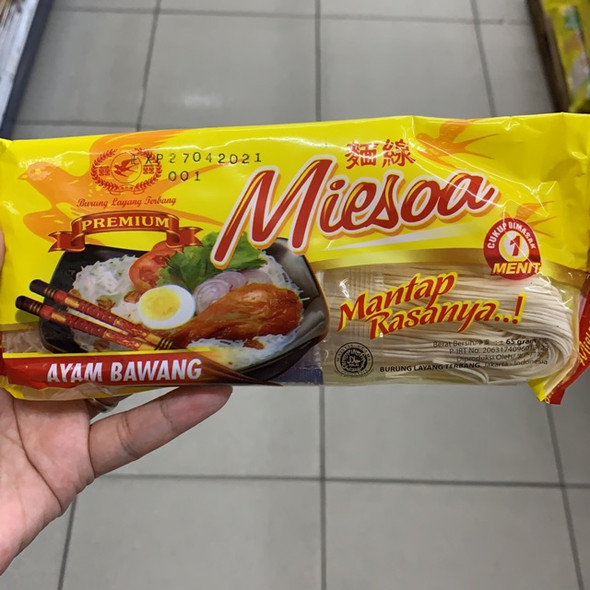 Burung Layang Terbang Misoa Kuah Ayam Bawang (Instant Misoa Noodles with Chicken and Onion Soup), 65gr