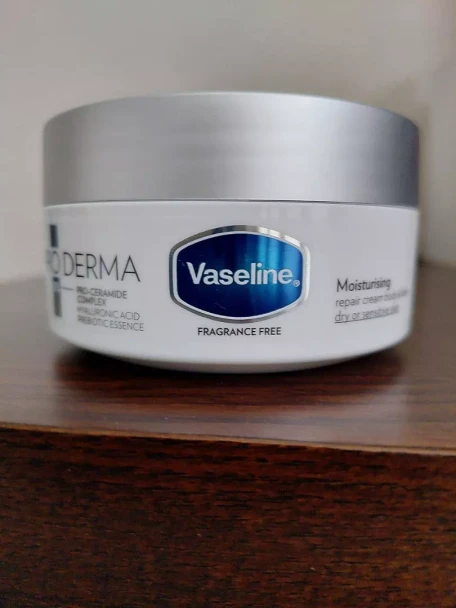 Vaseline Pro Derma Moisturizing Repair Cream Body & Face dengan 5% Pro Ceramide Complex, 190ml