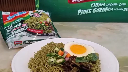 Indomie Mi Instan Cabe Ijo Jumbo (Noodles with Jumbo Green Chili), 120gr