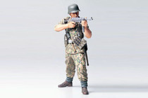 Tamiya 36303 1/16 WWII German Infantryman - Elite