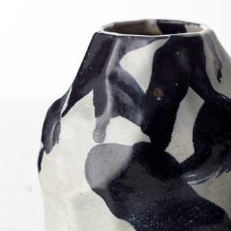Vase in Black And White (208|10941)