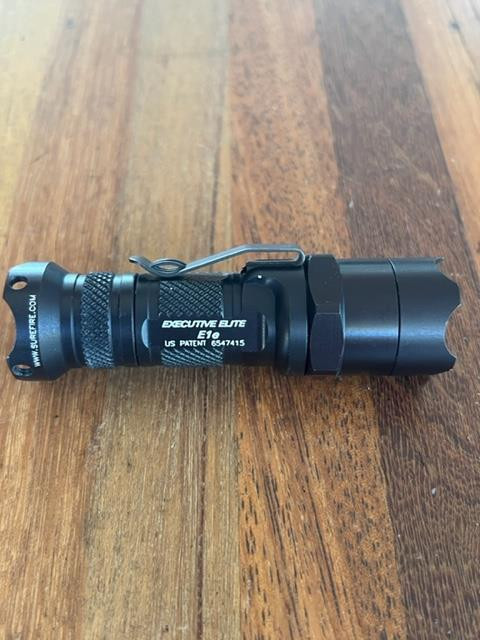 SUREFIRE E1e-HA Executive Elite 1 Zelle 3V 30 Lumen altes Logo grau