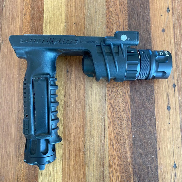 SureFire M900V-BK-WH Vertical Foregrip LED WeaponLight Vampire infrared M93