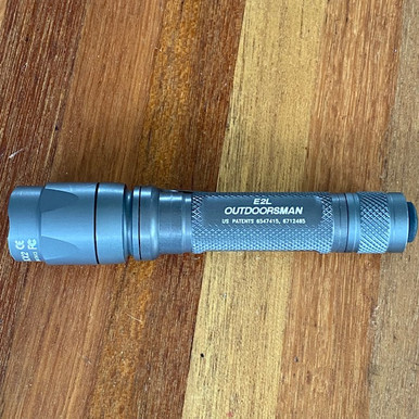 Lampe Surefire E2L Outdoorsman Grise LED KX2 Double étage 60/3 Lumens