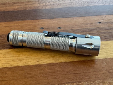 Lampe Torche SureFire E2 Executive Vintage - 60 Lumens Xenon, Gris Ano, 2x CR123A