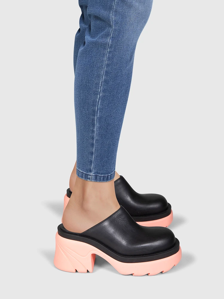 Bottega Veneta Black Leather Flash Mules
