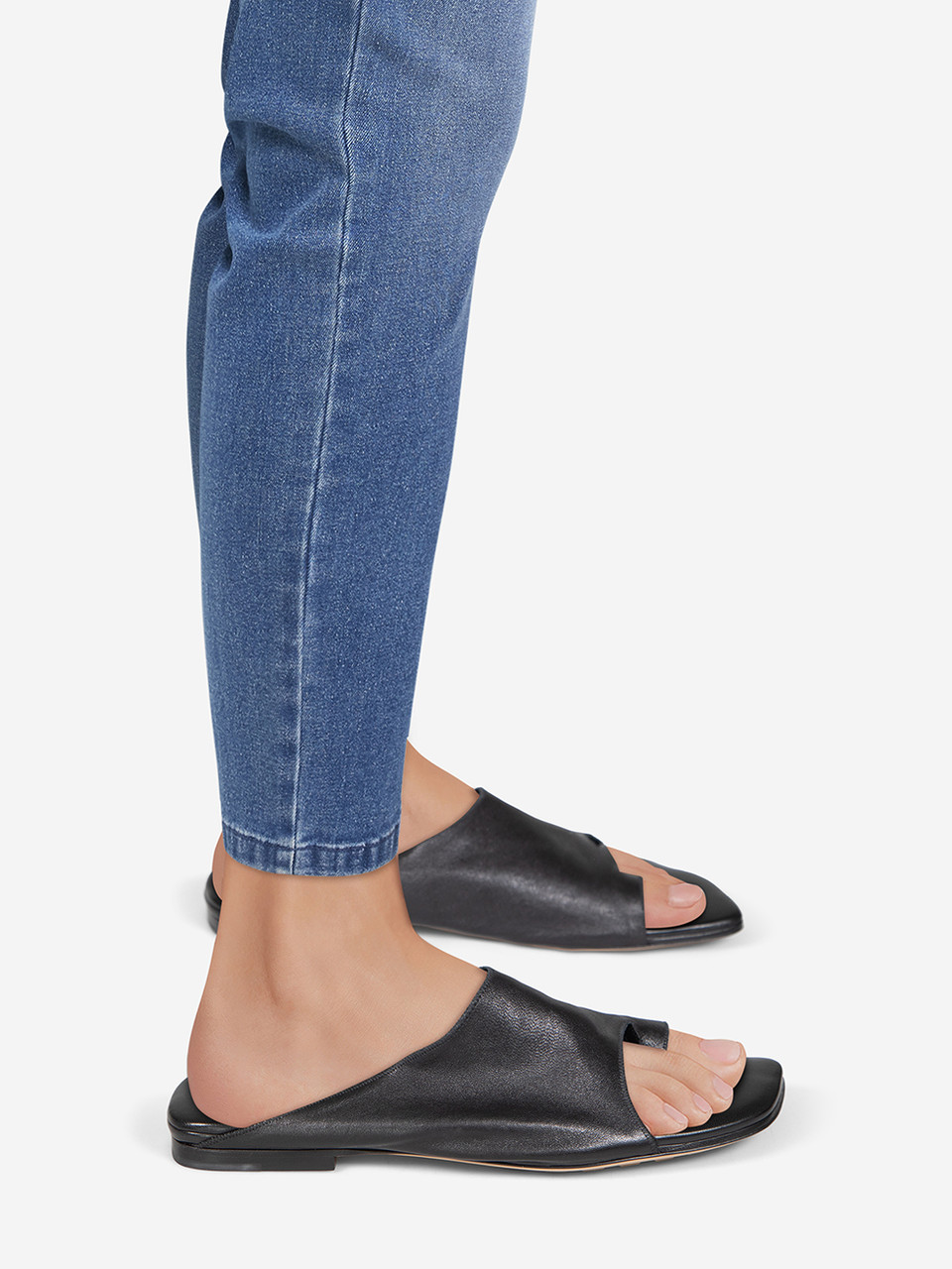 Bottega Veneta Black Leather Flat Thong Sandals