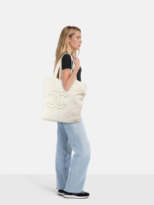 Second Hand Chanel Cruise 2022 Terry CC Beach Bag & Towel Set Second Hand Chanel Cruise 2022 Terry CC Beach Bag & Towel Set