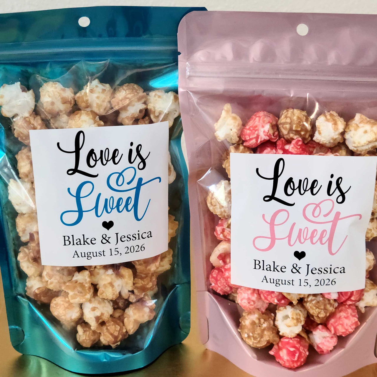 100 Pezzi Cartellini Personalizzati 'Love Is Sweet' Viola 4x4 Cm - Etichette Per Bomboniere E Regali Di Matrimonio