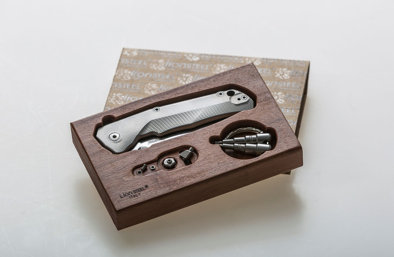 LionSTEEL T.R.E., the folding knife with three opening systems, patented by lionSTEEL - Carbon Fiber (TRE FC)