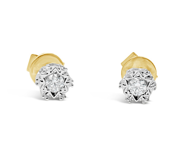 Yellow gold diamond earrings with detailed setting and bright diamonds