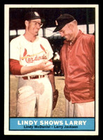 1961 Topps #75 Lindy McDaniel/Larry Jackson Lindy Shows Larry Ex-Mint  ID: 338430