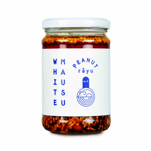 White Mausu Peanut Rāyu Sauce 240g. A crunchy chilli oil with peanuts, sesame and garlic, perfect for rice, noodles, eggs and everyday meals.