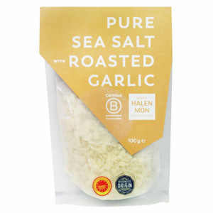 Halen Mon Pure Sea Salt with Roasted Garlic 100g combines Welsh sea salt and slow-roasted garlic for rich savoury flavour.