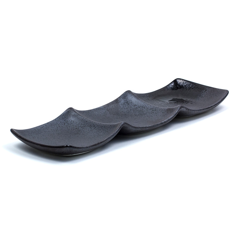 Kosui Black Speckled Divided Oblong Plate 32.5cm combines Japanese style and practicality. Ideal for serving tapas, sushi, or sides with no flavour mix.