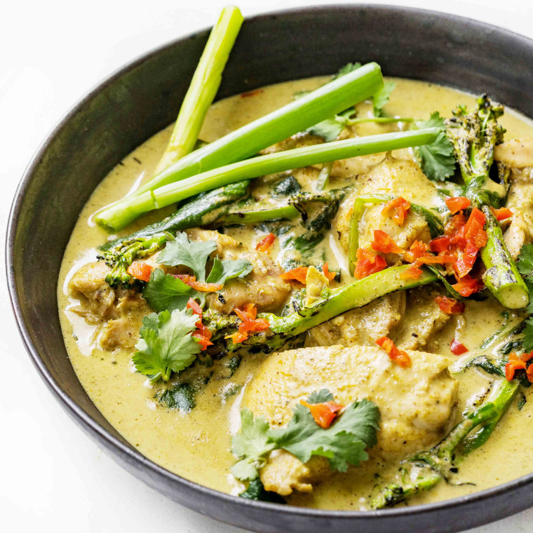 Pagoda Kitchen Thai Green Curry Paste 1kg is a ready to cook blend of chilli, lemongrass and spices for quick, authentic Thai flavour at home.