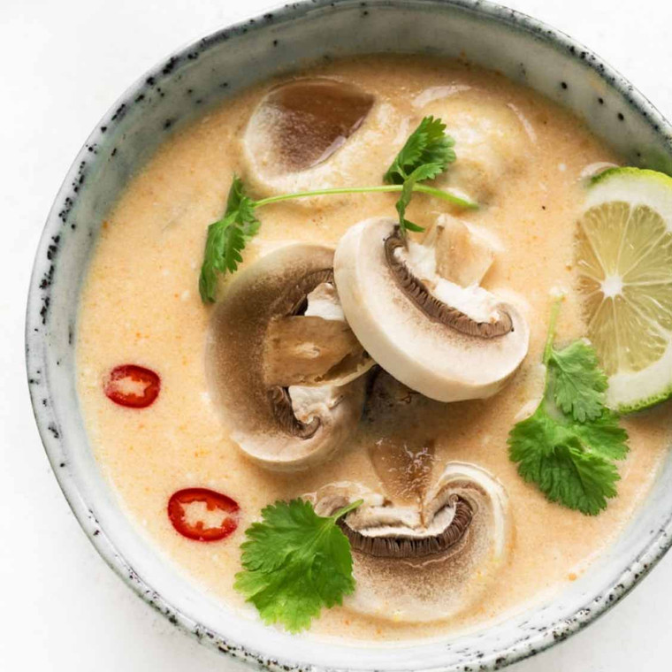 Pagoda Tom Kha Paste 400g is a ready to cook Thai soup paste with galangal and onion for quick, creamy Tom Kha style coconut broth at home.