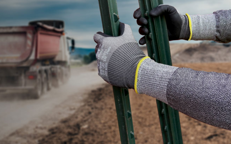 Choosing Your PPE: Work Glove Selection Tips for Construction