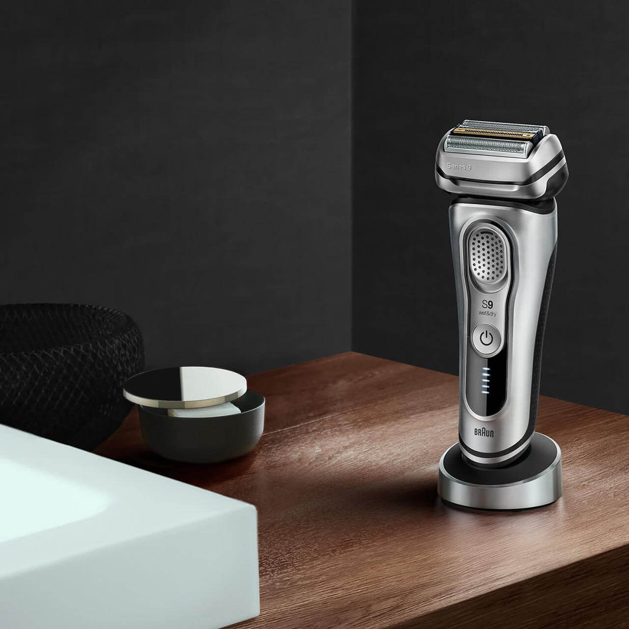 https://cdn11.bigcommerce.com/s-61qnoipi5/images/stencil/1280x1280/products/124/513/04_Braun_ElectricShaver_series-9-9330s-silver-charging-stand1280x1280__80702.1616174082.jpg?c=2