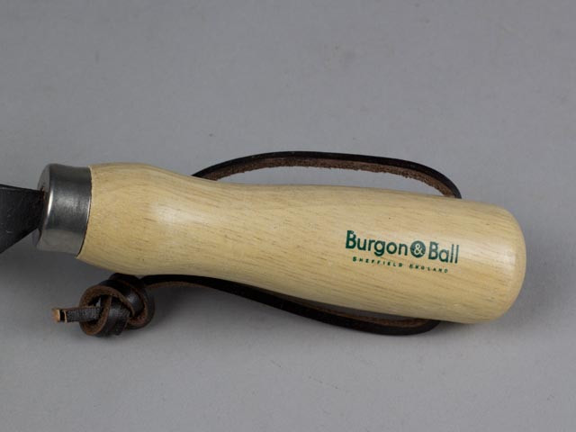 Vegetable Harvesting Knife With Blade Protecting Sleeve