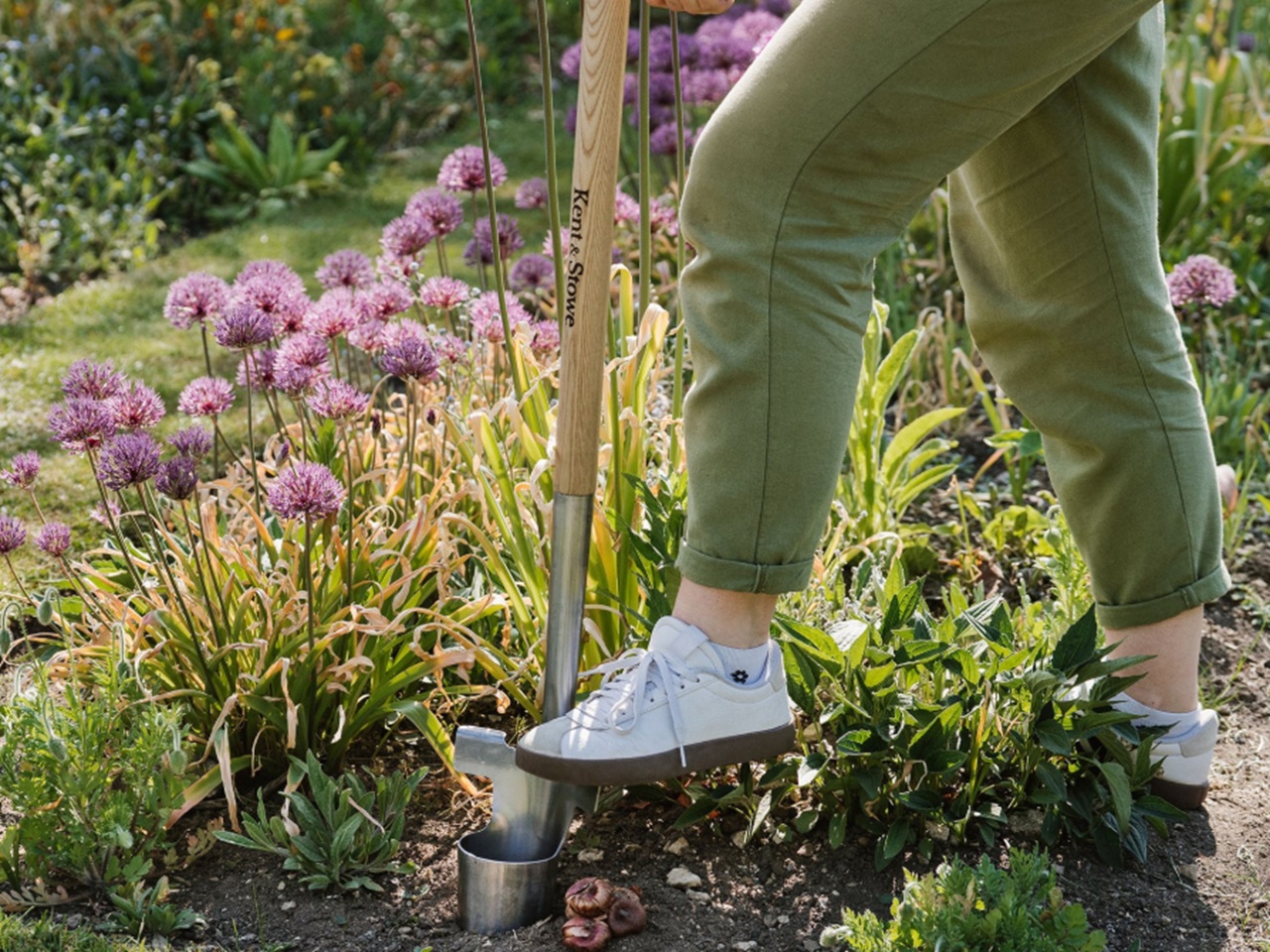 Kent & Stowe Long Handled Bulb Planter