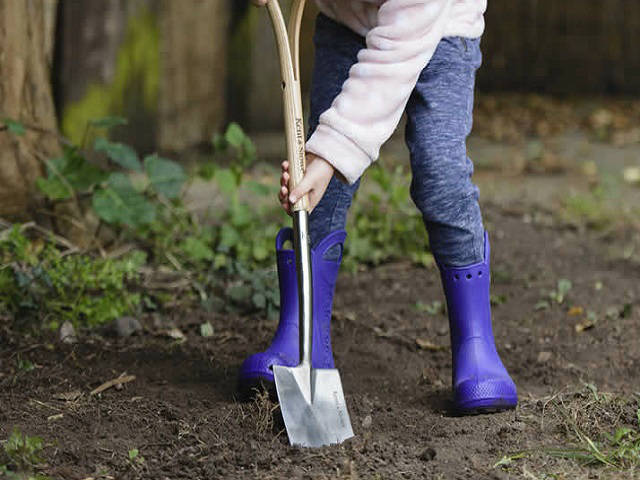 The kent and stowe kids digging spade