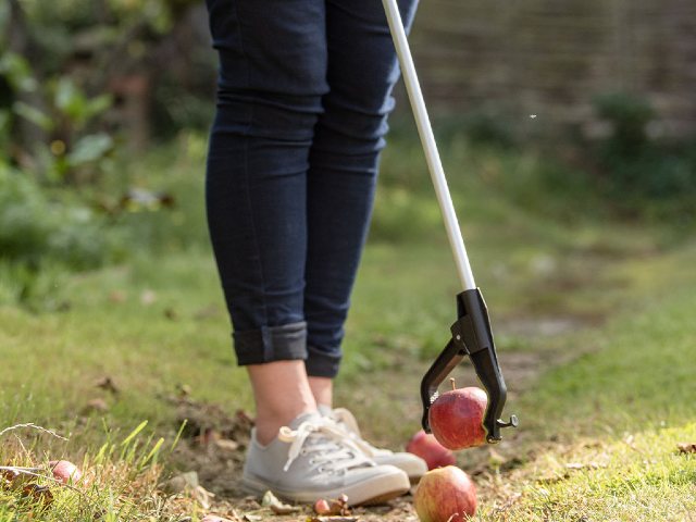 Use the Gardman Easy Picker to pick up leaves, rubbish and other garden refuse.