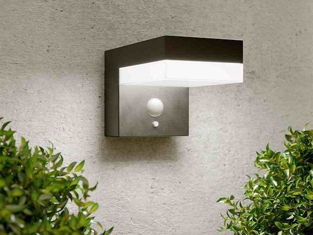 Warwick solar wall light