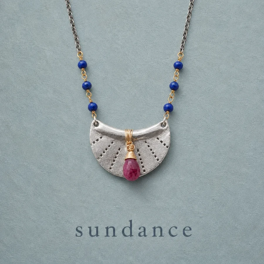 Amuleto Rojo Necklace