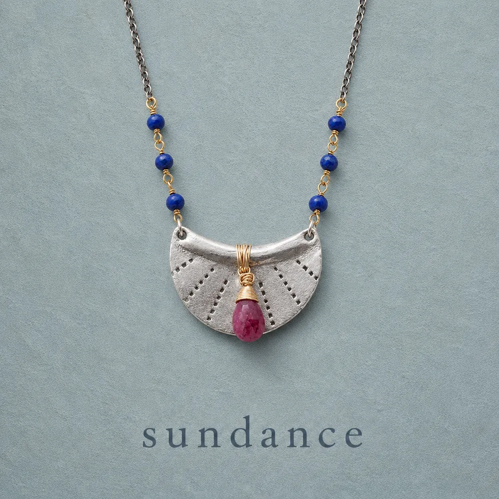 Amuleto Rojo Necklace