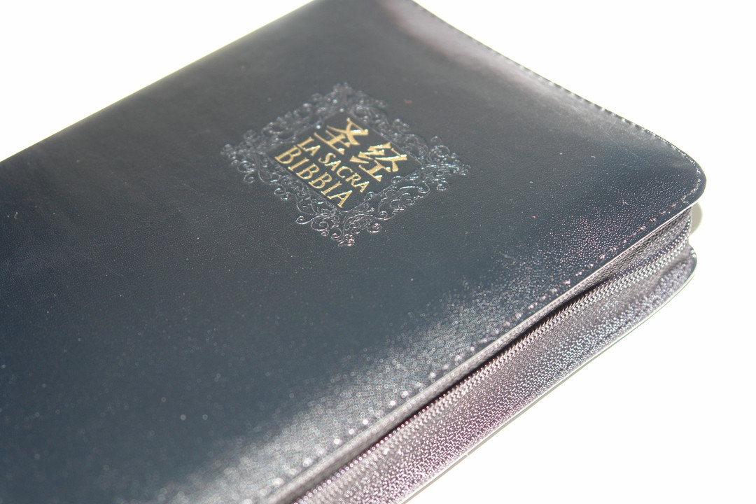 NEW ARRIVAL:  圣经中意对照 - LA SACRA BIBLIA / CHINESE-ITALIAN BILINGUAL HOLY BIBLE, MEDIUM SIZE BLACK LEATHER BOUND WITH ZIPPER WITH GOLD EDGES / CHINESE UNION VERSION, SHEN EDITION SIMPLIFIED CHARACTERS NEW ARRIVAL:  圣经中意对照 - LA SACRA BIBLIA / CHINESE-ITALIAN BILINGUAL HOLY BIBLE, MEDIUM SIZE BLACK LEATHER BOUND WITH ZIPPER WITH GOLD EDGES / CHINESE UNION VERSION, SHEN EDITION SIMPLIFIED CHARACTERS