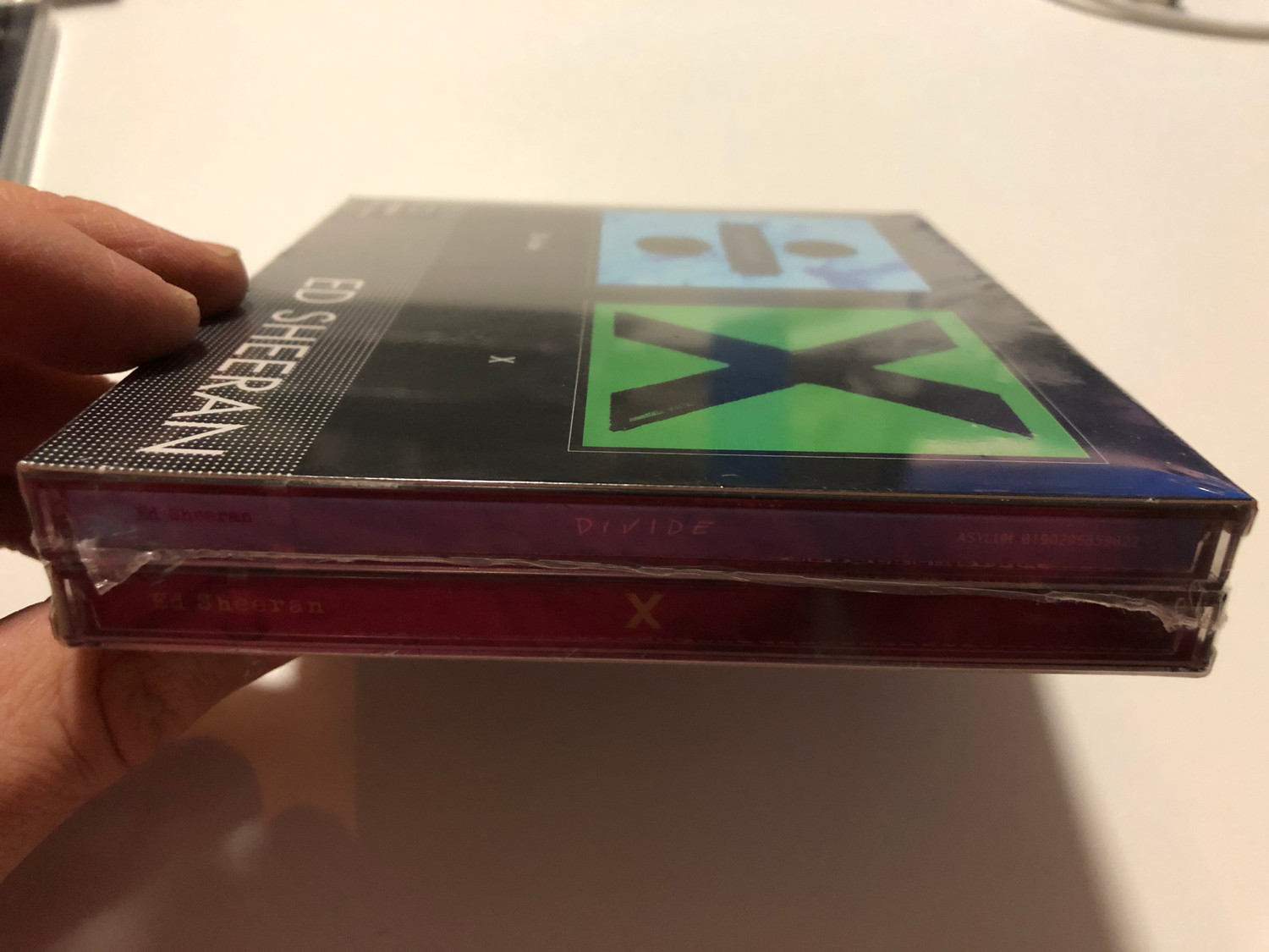 Ed Sheeran  ÷（ディバイド) 限定生産レコード＋CD＋アートワーク集 ディバイド）』のアナログ盤、ハードカバー仕様のアートワーク集