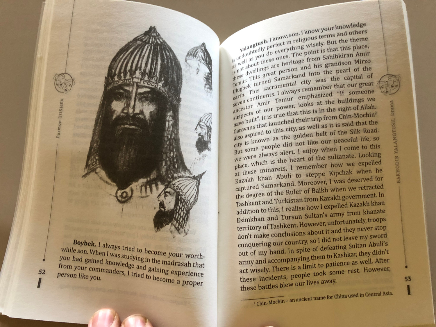 Yalangoch qullar parad maydoni boylab yurishadi