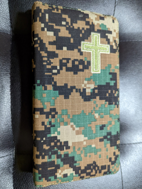 Army Camo Russian trimline Holy Bible with zipper and thumb index / Библия / Книги Священного Писания Ветхого и Нового Заветов канонические / Russian Bible Society 2018 / One-column text / Russian Bible 040 trimline series / Camouflage cloth cover (9785855245974)