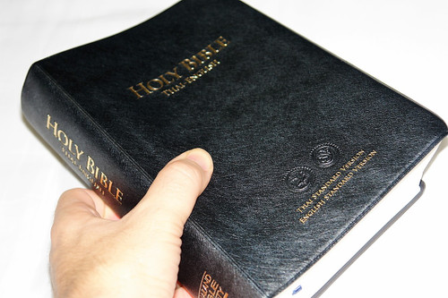 Thai - English Bilingual Bible / Thai Standard Version - English Standard Version TSV-ESV 62 PL DI Holy Bible / Black Vinyl Bound Large Format พระคริสตธรรมคัมภีร์ ไทย-อังกฤษ (9786167218717)